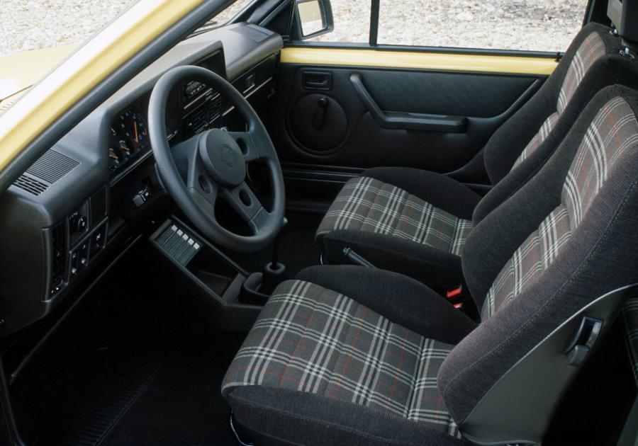 Интерьер Opel Corsa GT 1985 года  (фото 4 из 7)
